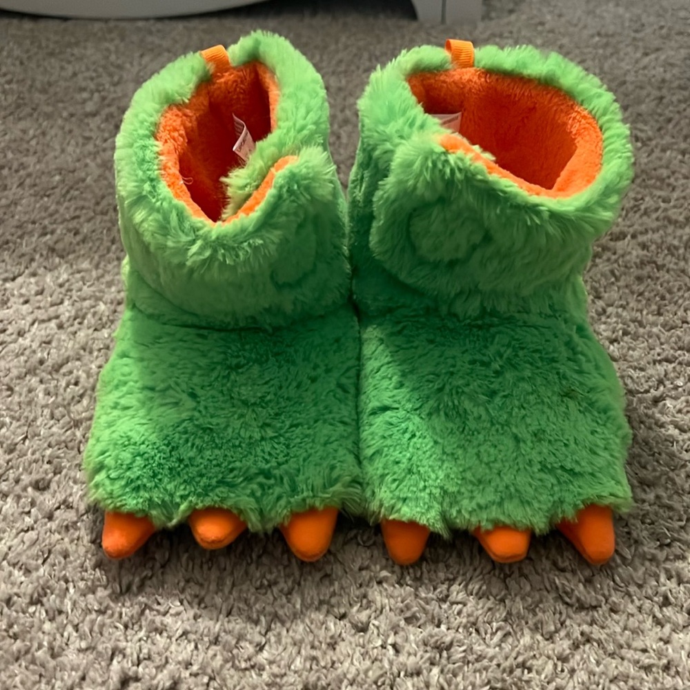 Toddler dinosaur slippers, size 7-8, never worn